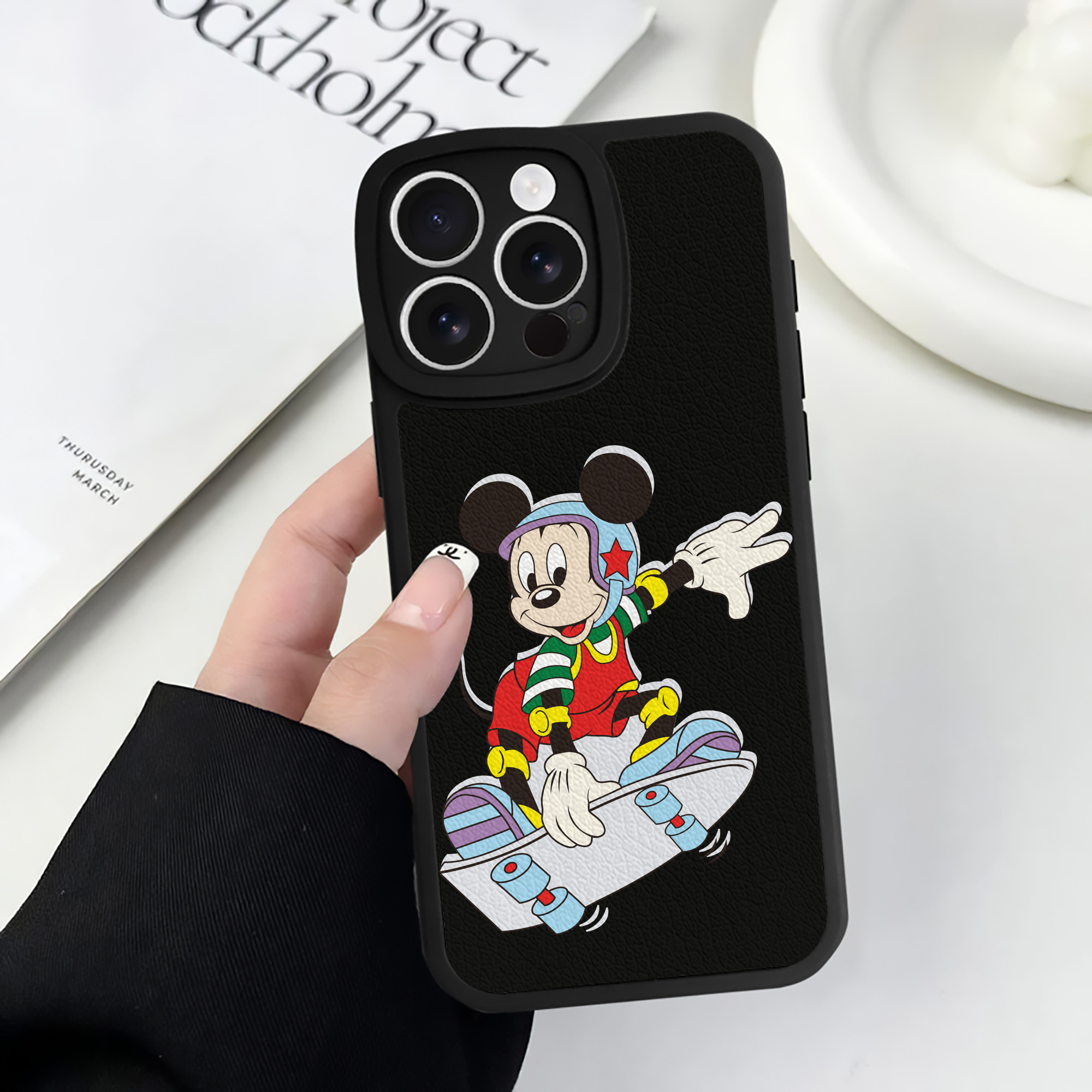 （画像用） ミッキーマウス Mickey Mouse 【iPhone 16シリーズ対応】シリコンスマホケース（レザー調） 材質：シリコン